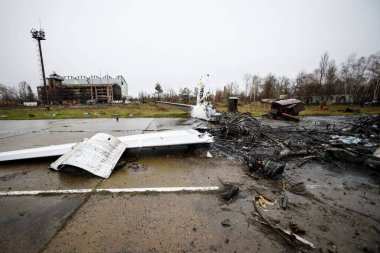 Hostomel, Ukrayna APR 05, 2023 Ukrayna savaşı sırasında Ukrayna 'ya yapılan Rus işgalinden sonra Hostomel havaalanında Ukrayna' ya düşen Ukrayna uçakları enkazı yok edildi.