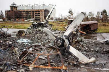 Hostomel, Ukrayna APR 05, 2023 Ukrayna savaşı sırasında Ukrayna 'ya yapılan Rus işgalinden sonra Hostomel havaalanında Ukrayna' ya düşen Ukrayna uçakları enkazı yok edildi.