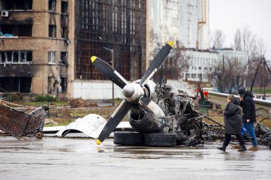 Hostomel, Ukrayna APR 05, 2023 Ukrayna savaşı sırasında Ukrayna 'ya yapılan Rus işgalinden sonra Hostomel havaalanında Ukrayna' ya düşen Ukrayna uçakları enkazı yok edildi.