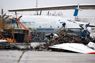 Hostomel, Ukrayna APR 05, 2023 Ukrayna savaşı sırasında Ukrayna 'ya yapılan Rus işgalinden sonra Hostomel havaalanında Ukrayna' ya düşen Ukrayna uçakları enkazı yok edildi.