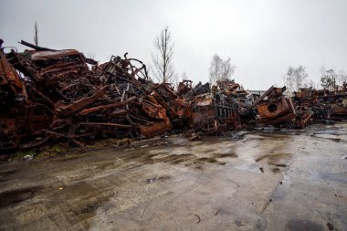 Hostomel, Ukrayna APR 05, 2023 Rus askeri araçlarının Rus-Ukrayna savaşı sırasında Ukrayna işgalinden sonra Hostomel havaalanında enkazı.