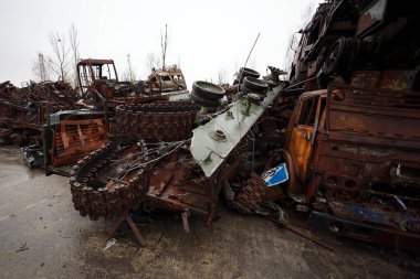 Hostomel, Ukrayna APR 05, 2023 Rus askeri araçlarının Rus-Ukrayna savaşı sırasında Ukrayna işgalinden sonra Hostomel havaalanında enkazı.