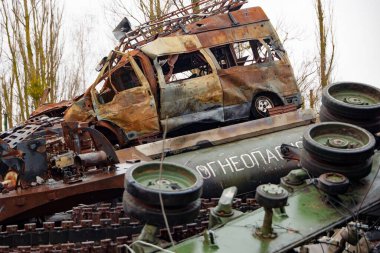 Hostomel, Ukrayna APR 05, 2023 Rus askeri araçlarının Rus-Ukrayna savaşı sırasında Ukrayna işgalinden sonra Hostomel havaalanında enkazı.