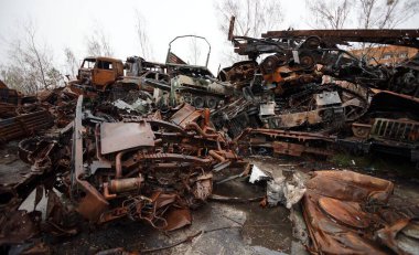 Hostomel, Ukrayna APR 05, 2023 Rus askeri araçlarının Rus-Ukrayna savaşı sırasında Ukrayna işgalinden sonra Hostomel havaalanında enkazı.