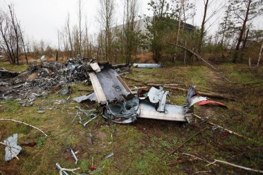 Hostomel, Ukrayna APR 05, 2023 Rus helikopter enkazı, Russo-Ukrayna Savaşı sırasında Ukrayna 'ya yapılan Rus işgalinden sonra Hostomel havaalanında.