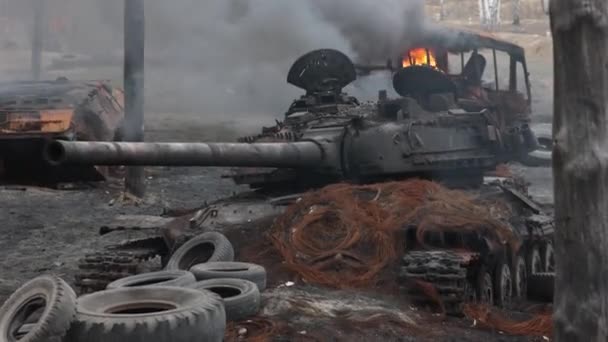 2023年3月22日 在俄乌战争反攻行动前 乌克兰在训练场的军事演习中焚烧俄罗斯坦克 — 图库视频影像