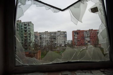 Bakhmut, UKRAINE Nisan 23 2023 Rus bombardıman ve roket saldırıları sonucu Ukrayna 'ya yapılan Rus işgali sırasında Bakhmut sokaklarında sivil konut binaları hasar gördü ve imha edildi