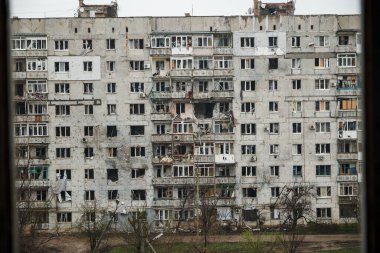 Bakhmut, UKRAINE Nisan 23 2023 Rus bombardıman ve roket saldırıları sonucu Ukrayna 'ya yapılan Rus işgali sırasında Bakhmut sokaklarında sivil konut binaları hasar gördü ve imha edildi