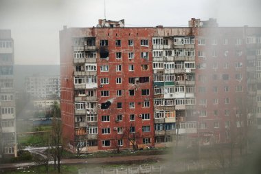 Bakhmut, UKRAINE Nisan 23 2023 Rus bombardıman ve roket saldırıları sonucu Ukrayna 'ya yapılan Rus işgali sırasında Bakhmut sokaklarında sivil konut binaları hasar gördü ve imha edildi