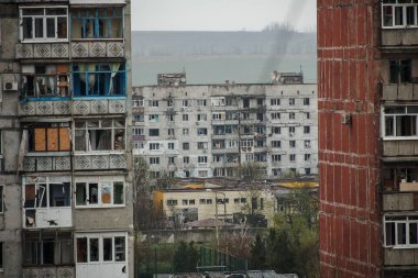 Bakhmut, UKRAINE Nisan 23 2023 Rus bombardıman ve roket saldırıları sonucu Ukrayna 'ya yapılan Rus işgali sırasında Bakhmut sokaklarında sivil konut binaları hasar gördü ve imha edildi