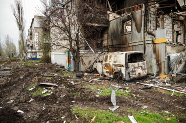 Bakhmut, UKRAINE Nisan 23 2023 Rus bombardıman ve roket saldırıları sonucu Ukrayna 'ya yapılan Rus işgali sırasında Bakhmut sokaklarında sivil konut binaları hasar gördü ve imha edildi