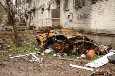 Bakhmut, UKRAINE Nisan 23 2023 Rus bombardıman ve roket saldırıları sonucu Ukrayna 'ya yapılan Rus işgali sırasında Bakhmut sokaklarında sivil konut binaları hasar gördü ve imha edildi