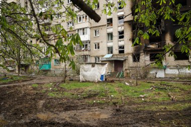 Bakhmut, UKRAINE Nisan 23 2023 Rus bombardıman ve roket saldırıları sonucu Ukrayna 'ya yapılan Rus işgali sırasında Bakhmut sokaklarında sivil konut binaları hasar gördü ve imha edildi