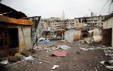 Bakhmut, UKRAINE Nisan 23 2023 Rus bombardıman ve roket saldırıları sonucu Ukrayna 'ya yapılan Rus işgali sırasında Bakhmut sokaklarında sivil konut binaları hasar gördü ve imha edildi