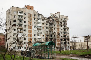 Bakhmut, UKRAINE Nisan 23 2023 Rus bombardıman ve roket saldırıları sonucu Ukrayna 'ya yapılan Rus işgali sırasında Bakhmut sokaklarında sivil konut binaları hasar gördü ve imha edildi