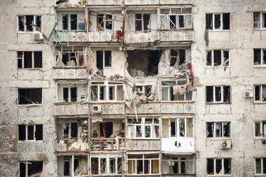 Bakhmut, UKRAINE Nisan 23 2023 Rus bombardıman ve roket saldırıları sonucu Ukrayna 'ya yapılan Rus işgali sırasında Bakhmut sokaklarında sivil konut binaları hasar gördü ve imha edildi