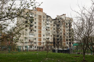 Bakhmut, UKRAINE Nisan 23 2023 Rus bombardıman ve roket saldırıları sonucu Ukrayna 'ya yapılan Rus işgali sırasında Bakhmut sokaklarında sivil konut binaları hasar gördü ve imha edildi