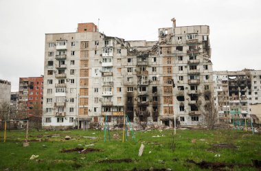 Bakhmut, UKRAINE Nisan 23 2023 Rus bombardıman ve roket saldırıları sonucu Ukrayna 'ya yapılan Rus işgali sırasında Bakhmut sokaklarında sivil konut binaları hasar gördü ve imha edildi