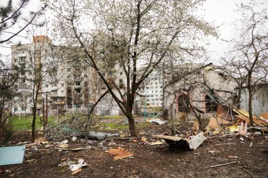 Bakhmut, UKRAINE Nisan 23 2023 Rus bombardıman ve roket saldırıları sonucu Ukrayna 'ya yapılan Rus işgali sırasında Bakhmut sokaklarında sivil konut binaları hasar gördü ve imha edildi