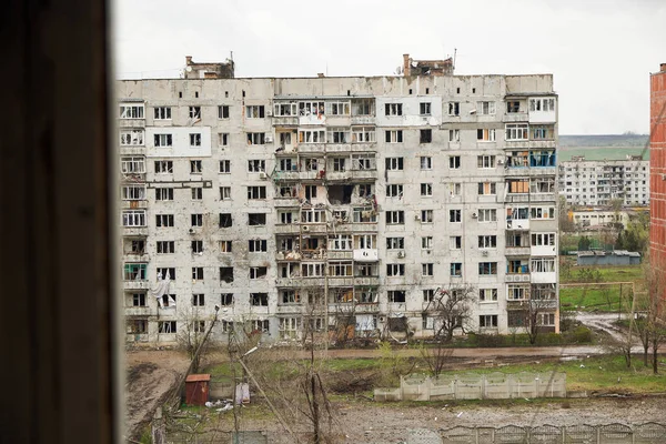 バクムート ウクライナ エイプリル社2023年ロシアによるウクライナ侵攻中 バクムート通りの民間人の住宅ビルをロシアのシェリング ロケット攻撃で損傷 — ストック写真