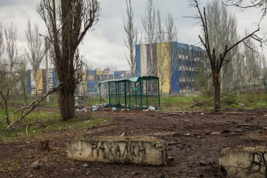 Bakhmut, UKRAINE Nisan 23 2023 Rus bombardıman ve roket saldırıları sonucu Ukrayna 'ya yapılan Rus işgali sırasında Bakhmut sokaklarında sivil konut binaları hasar gördü ve imha edildi