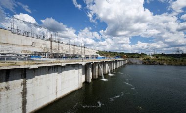 YUZHNOUKRAINSK, UKRAINE, - 7 AĞUSTOS 2023 Tashlyk Pompalı-Depolama Santrali Barajı Görünümü