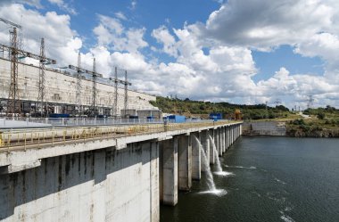 YUZHNOUKRAINSK, UKRAINE, - 7 AĞUSTOS 2023 Tashlyk Pompalı-Depolama Santrali Barajı Görünümü