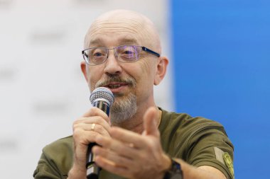 KYIV, UKRAINE 28 Ağustos 2023 Ukrayna Savunma Bakanı Oleksii Reznikov basın toplantısı