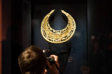 KYIV, UKRAINE - NOVEMBER 28 2023 Golden Scythian Pectoral Tovsta Mohyla 'dan' Scythian Gold 'koleksiyonunun sunumu sırasında Ukrayna' ya geri döndü