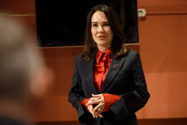 KYIV, UKRAINE - NOVEMBER 28 2023 Iryna Mudra, Ukrayna Adalet Bakan Yardımcısı 'Scythian Gold' koleksiyonunun sunumu sırasında Ulusal Tarih Müzesi Hazinesi 'nde Ukrayna' ya geri döndü