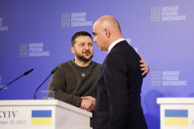 KYIV, UKRAINE - 25 Kasım 2023 Volodymyr Zelensky, Ukrayna Başkanı ve İsviçre Konfederasyonu Başkanı Alain Berset zirvenin sonuçları üzerine düzenlediği basın toplantısında