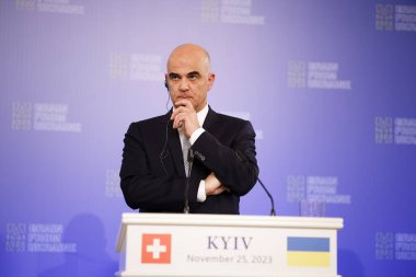 KYIV, UKRAINE - 25 Kasım 2023 İsviçre Konfederasyonu Başkanı Alain Berset zirvenin sonuçları hakkında düzenlediği basın toplantısında 'Ukrayna' dan Tahıl '