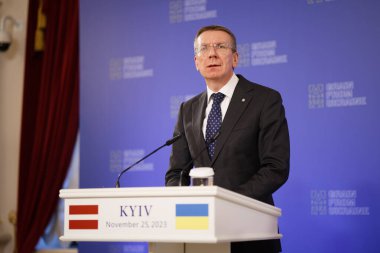 KYIV, UKRAINE - 25 Kasım 2023 Letonya Devlet Başkanı Edgars Rinkevic zirvenin sonuçlarıyla ilgili basın toplantısında 'Ukrayna' dan Tahıl '