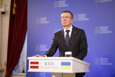 KYIV, UKRAINE - 25 Kasım 2023 Letonya Devlet Başkanı Edgars Rinkevic zirvenin sonuçlarıyla ilgili basın toplantısında 'Ukrayna' dan Tahıl '