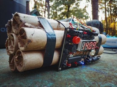 Zamanlayıcısı olan el yapımı bir patlayıcının eğitim modeli