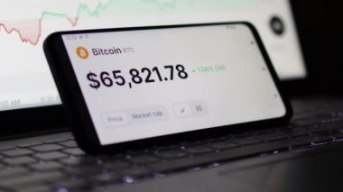 Ekran Bitcoin 'in USDT' ye olan fiyatını gösterir (ABD dolarına sabitlenmiş şifreli para birimi) grafiklerin arka planında büyümektedir