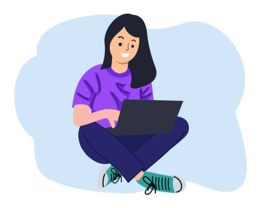 Gülümseyen, zeki, sıradan kıyafetler giyen, dizüstü bilgisayar kullanan, lotus pozisyonunda oturan genç bir kadın.