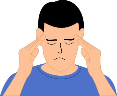 Genç adam şiddetli baş ağrısından muzdarip parmaklarını kapalı gözlerle şakaklara bastırıyor. Genç bir adam hastalık ya da stres yüzünden başını tutar.