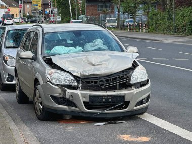 Çarpışmadan sonra şehir caddesinde hava yastığı olan araba kazası geçirmiş.