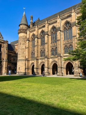 Avrupa 'da Güneşli Bir Gün' de Gökyüzü ve Tarihi Taş Cephesi ile Gotik Üniversite Mimarisi