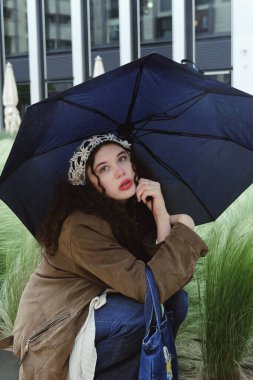 Şemsiyeli Genç Kadın Yağmurlu Bir Gün 'de Modern Şehir Şehrinde Yaratıcı Poz Veriyor