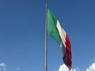 İtalya 'nın ulusal vatanseverlik sembolü olarak gökyüzünde sallanan İtalyan bayrağı