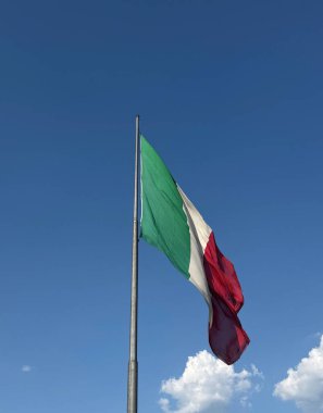 İtalya 'nın ulusal vatanseverlik sembolü olarak gökyüzünde sallanan İtalyan bayrağı