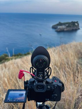 Profesyonel kamera deniz manzarasını filme alıyor. Sinematik seyahat içeriği İtalya 'yı oluşturuyor.