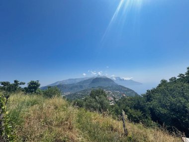 Manzaralı dağ ve kıyı manzarası Yazın mavi gökyüzü