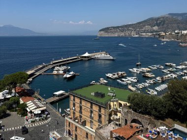 Lüks yatlar ve sahil kenti geçmişi olan liman manzarası.