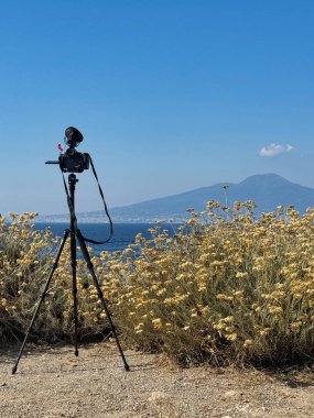 Vezüv Dağı ve mavi Akdeniz ile tripod kamera kurulumu