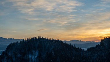 Şubat akşamı Pieniny-Sokolica 'da. Tatra Dağlarının arka planında batan güneş