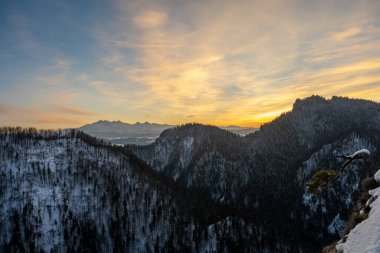 Şubat akşamı Pieniny-Sokolica 'da. Tatra Dağlarının arka planında batan güneş
