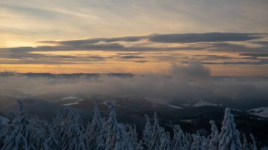 Beskid Sdecki, Polonya, Avrupa 'daki Radziejowa dağında gündoğumu